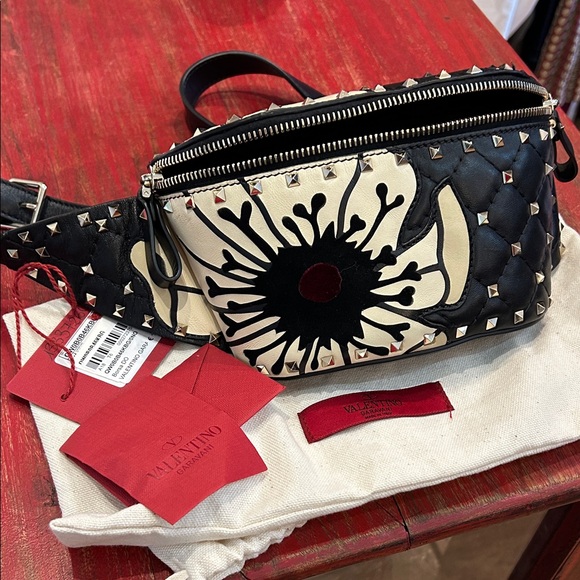 Valentino Garavani Rockstud Spike Belt Bag - Picture 6 of 6